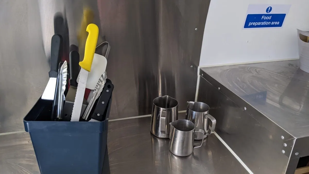 Fully equipped catering van - Image 3