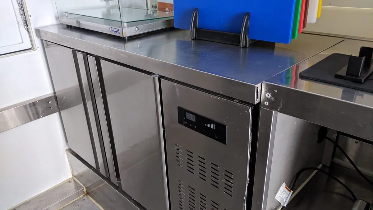 Fully equipped catering van - Image 4