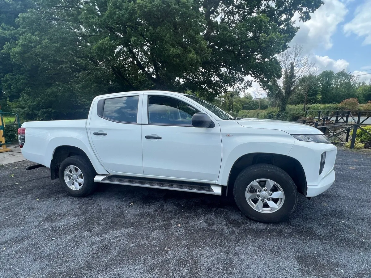 202 Mitsubishi L200 *Low miles* - Image 2