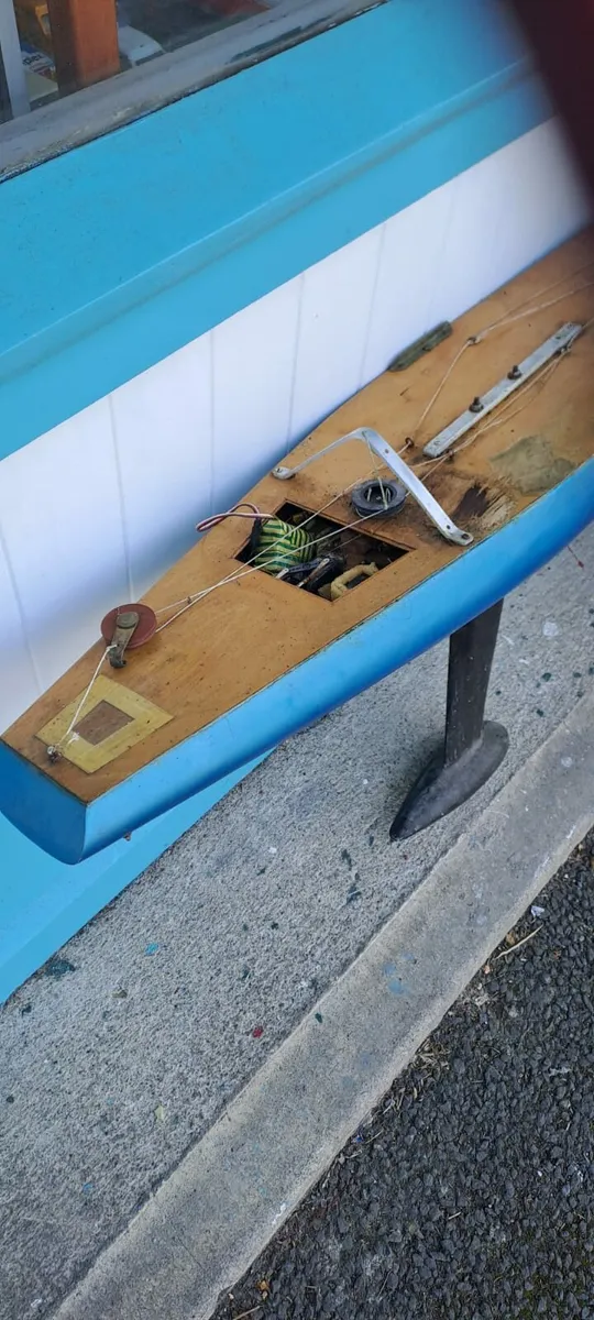 Vintage Pond Yacht Motorised - Image 3