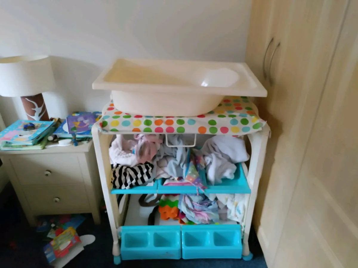 Baby changing table - Image 1