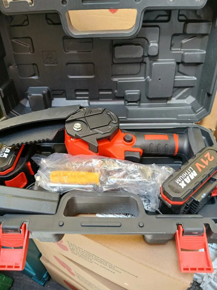 CORDLESS CHAINSAW