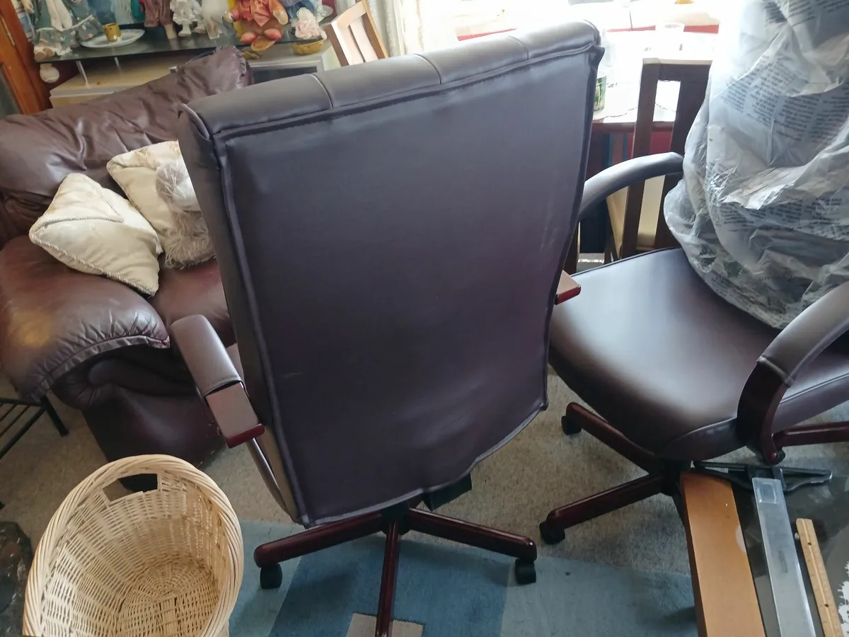 Office chair new .....chesterfeild  delivered - Image 4