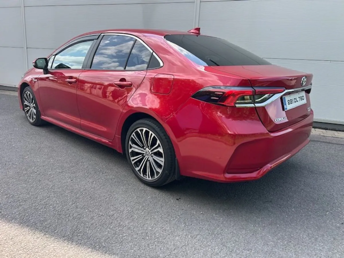 Toyota Corolla 1.8 Hybrid Luna Sport Saloon - Image 3