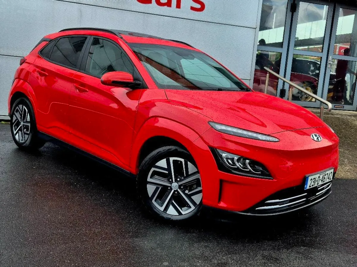 2023 Hyundai Kona 64kwh Ultimate, Sunroof - Image 2