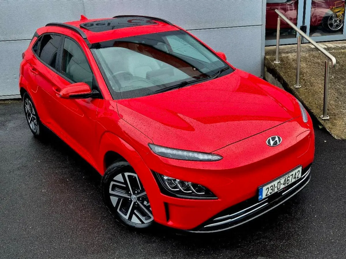 2023 Hyundai Kona 64kwh Ultimate, Sunroof - Image 3