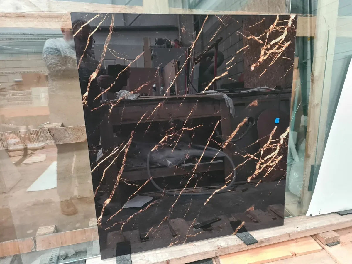Glass splashback - Image 1