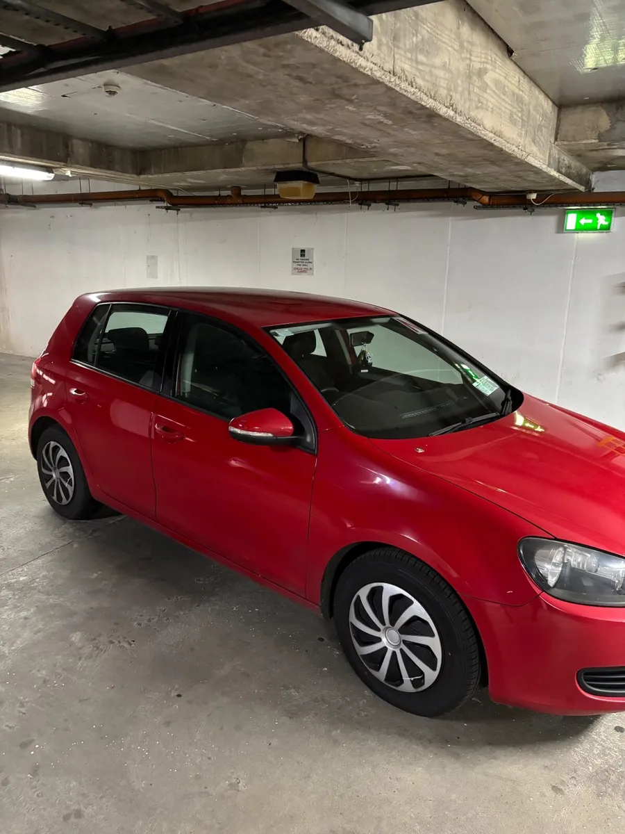 2010 Volkswagen Golf - Image 2