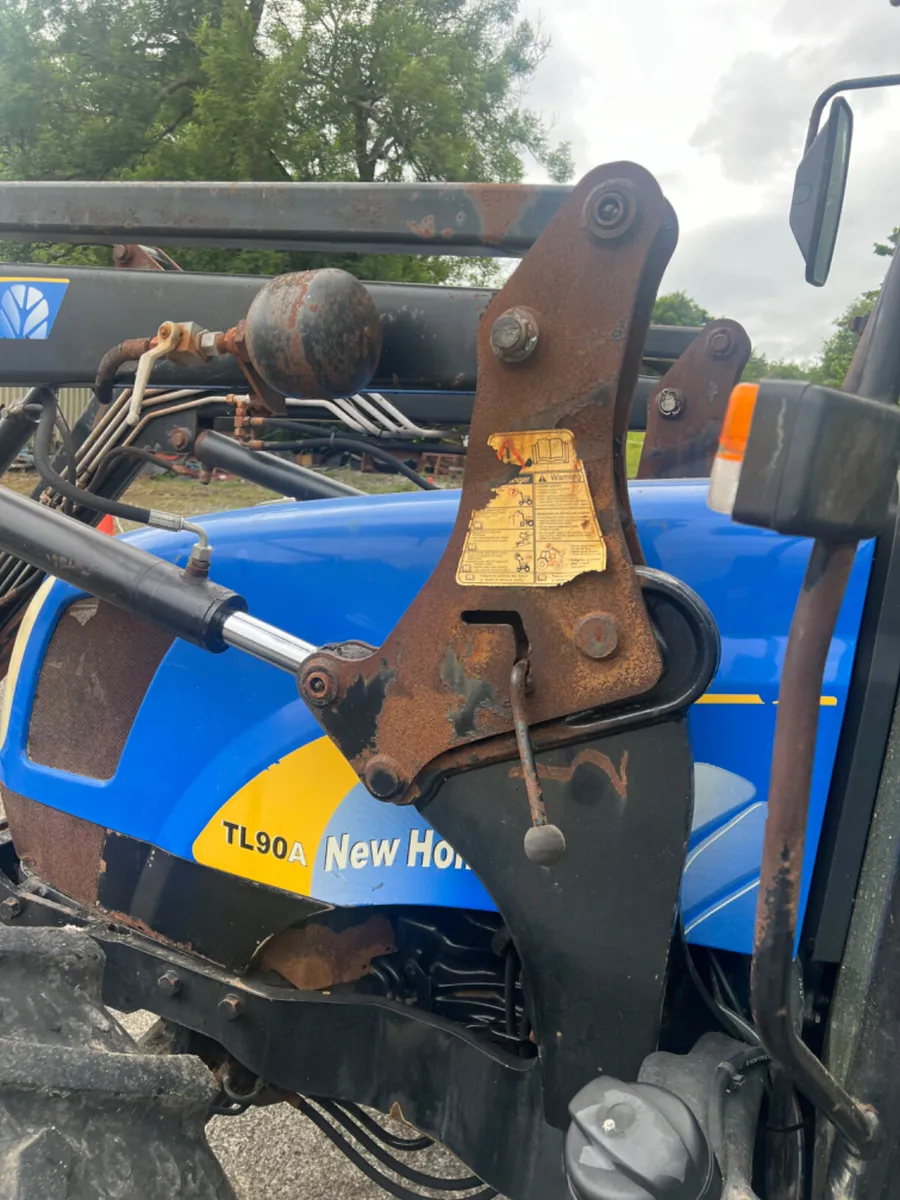 NH FL 100 FL Loader - Image 1
