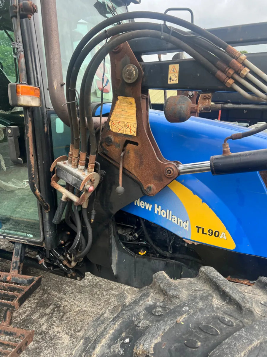 NH FL 100 FL Loader - Image 4