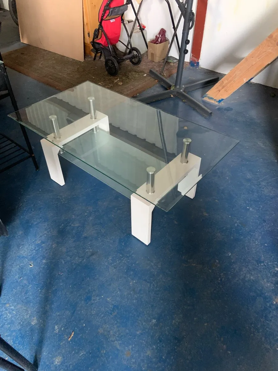 Coffee table 4 bed side lockers - Image 1