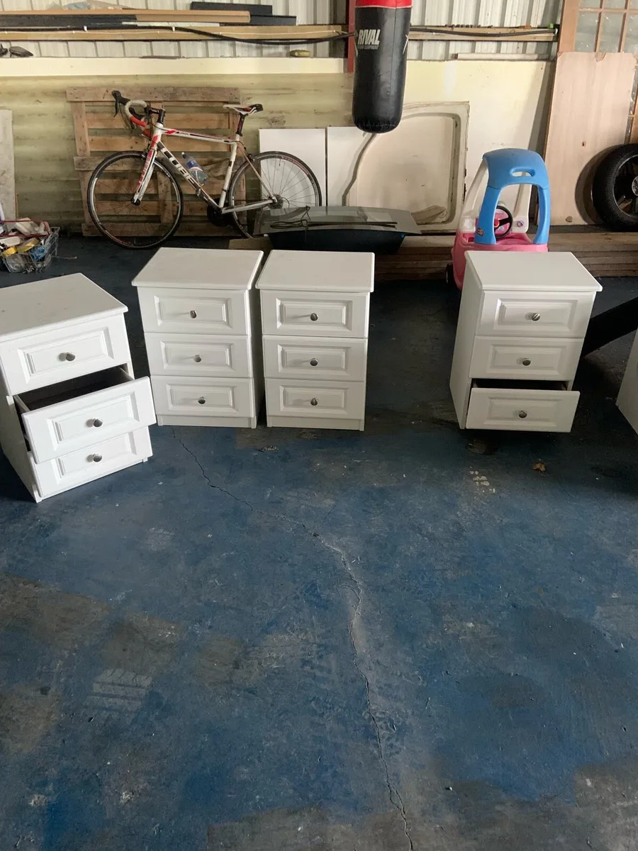 Coffee table 4 bed side lockers - Image 2