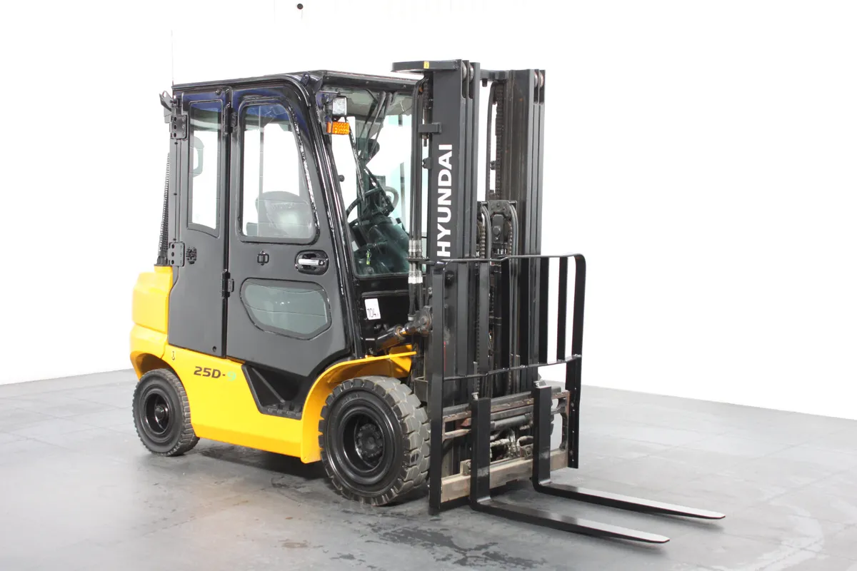 Hyundai 25D-9V Diesel Forklift – 2500kg Capacity - Image 1
