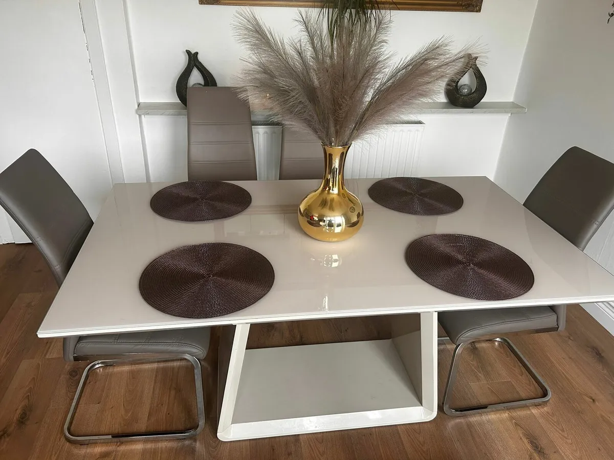 Table and chairs - Image 2