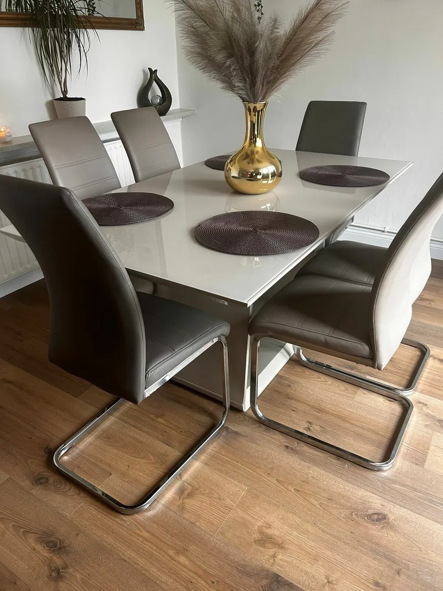 Table and chairs - Image 1