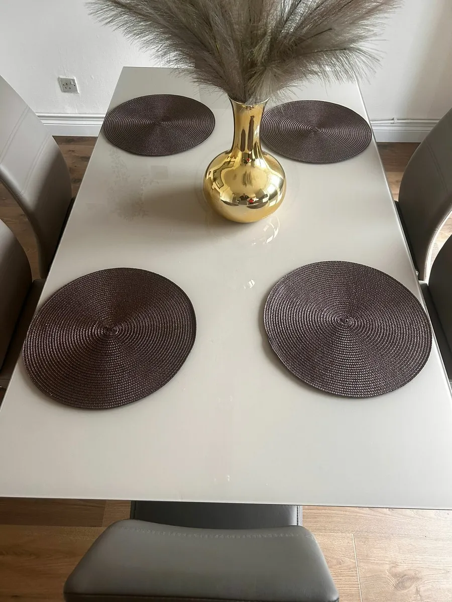 Table and chairs - Image 3