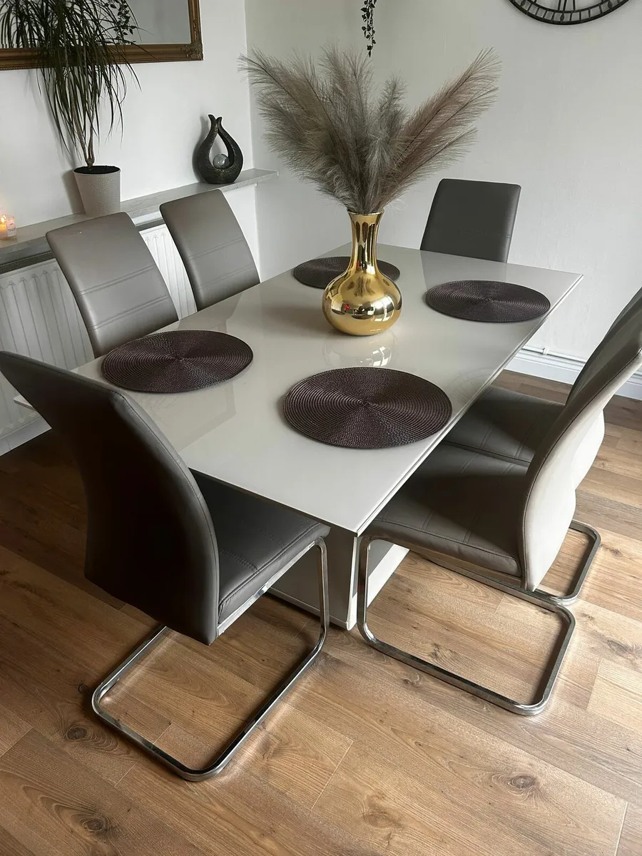 Table and chairs - Image 4