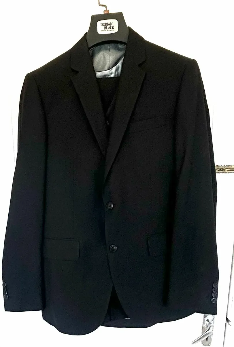 Men's Black 3 Piece Suit, M,  MINT! - Image 1
