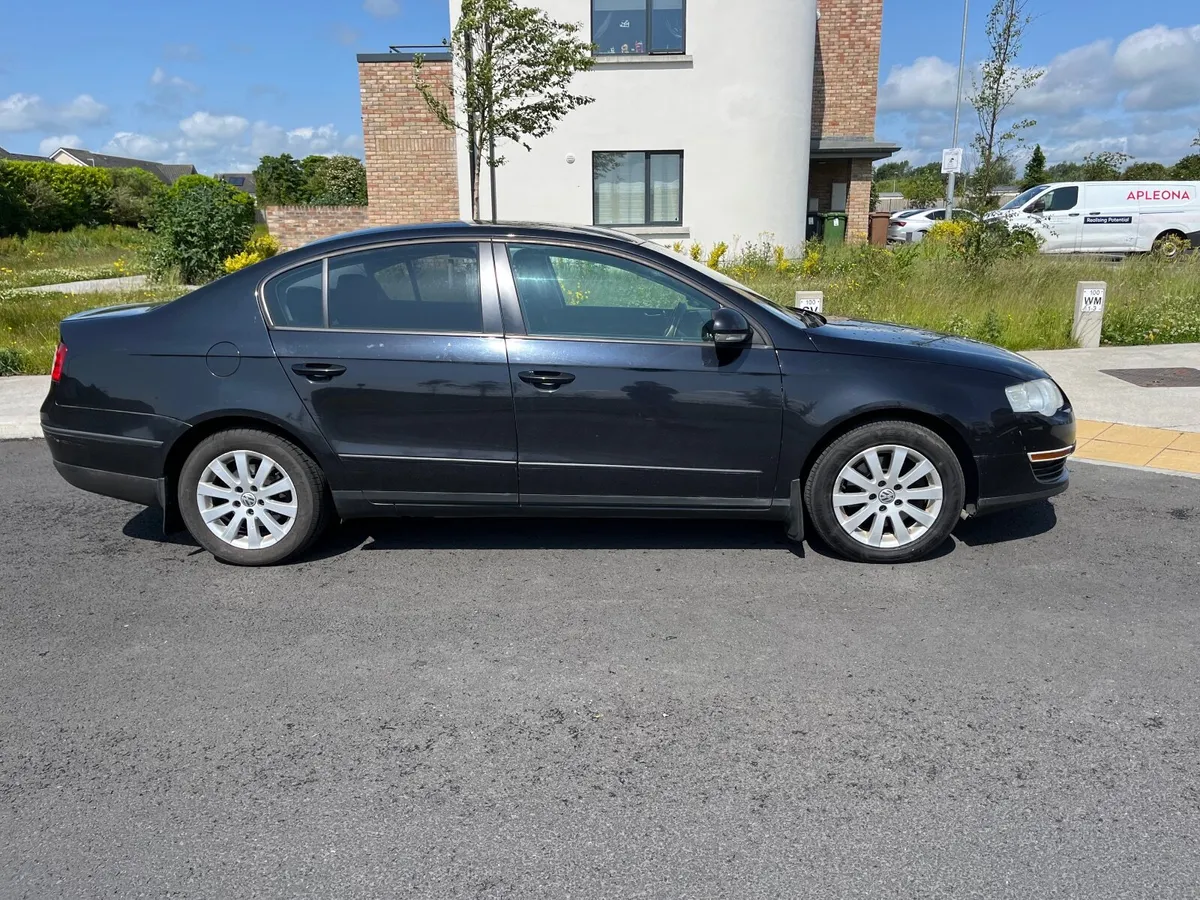 Volkswagen Passat 2010 - Image 2