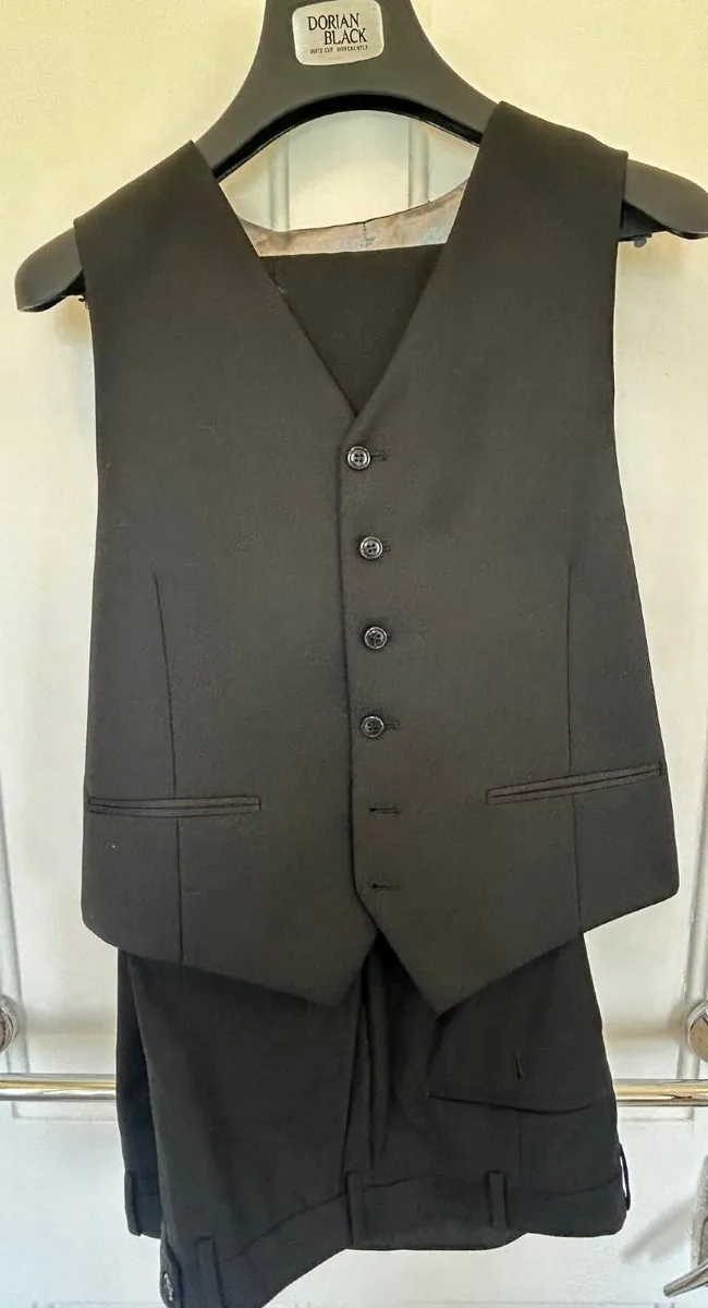Men's Black 3 Piece Suit, M,  MINT! - Image 2
