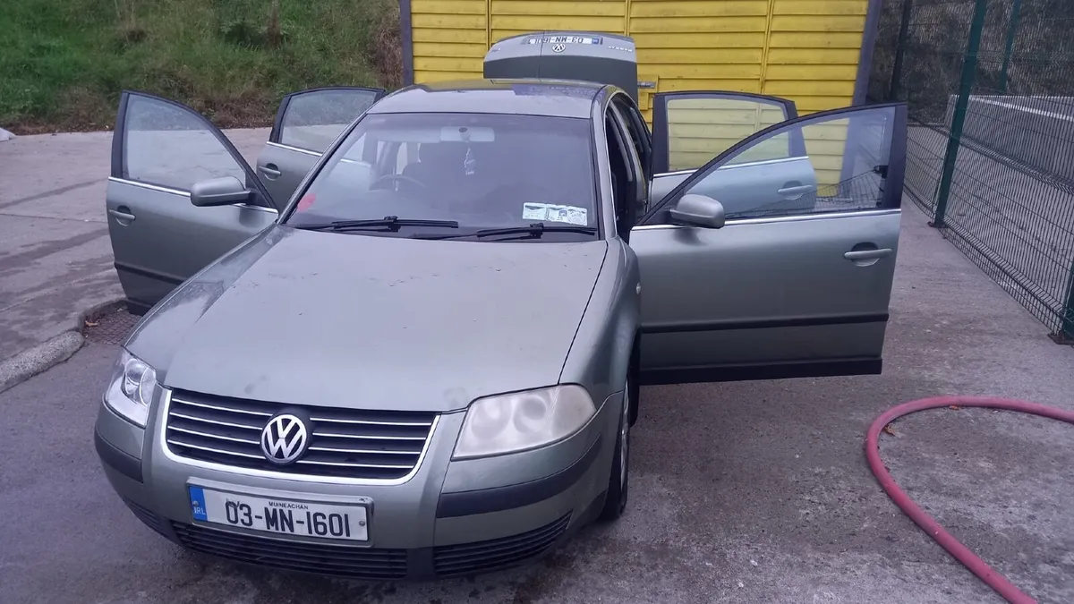 Volkswagen Passat 2003 - Image 2
