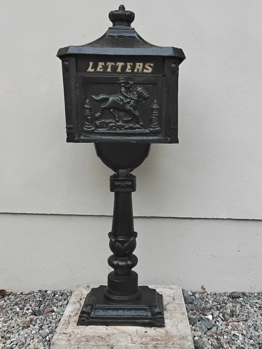 Cast iron post box - Image 1
