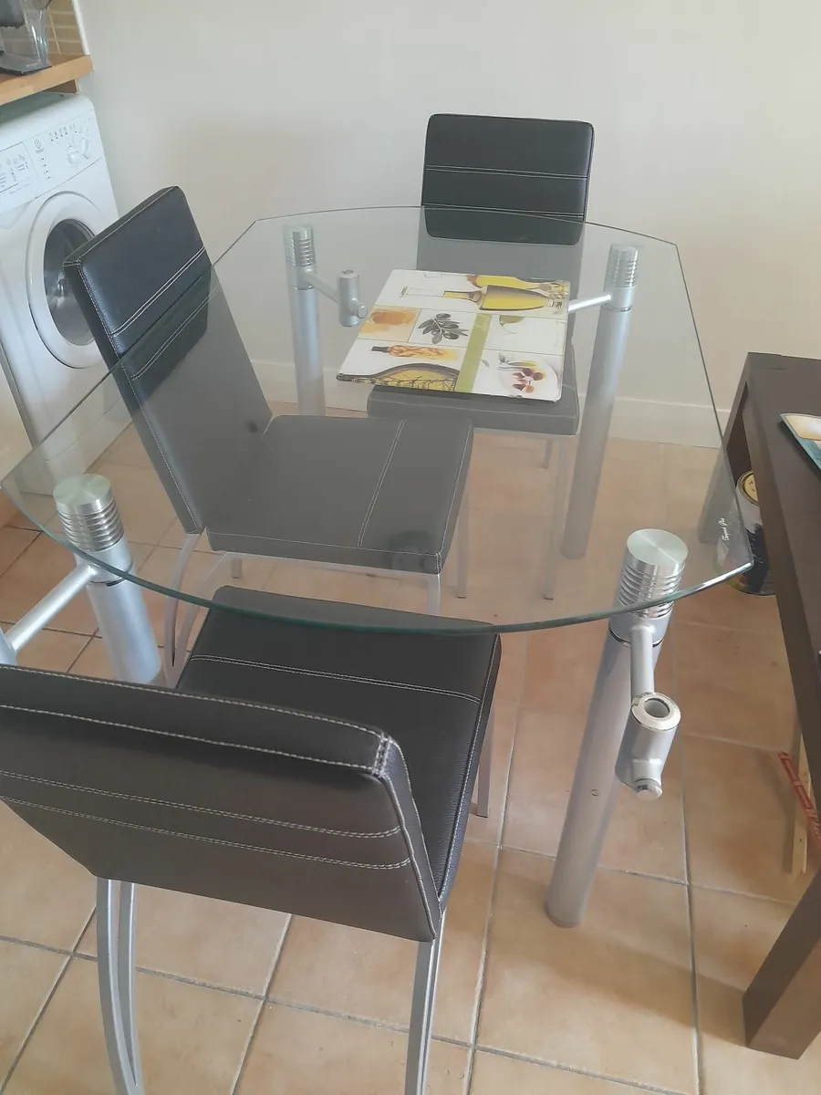 Kitchen table and chairs - Image 1