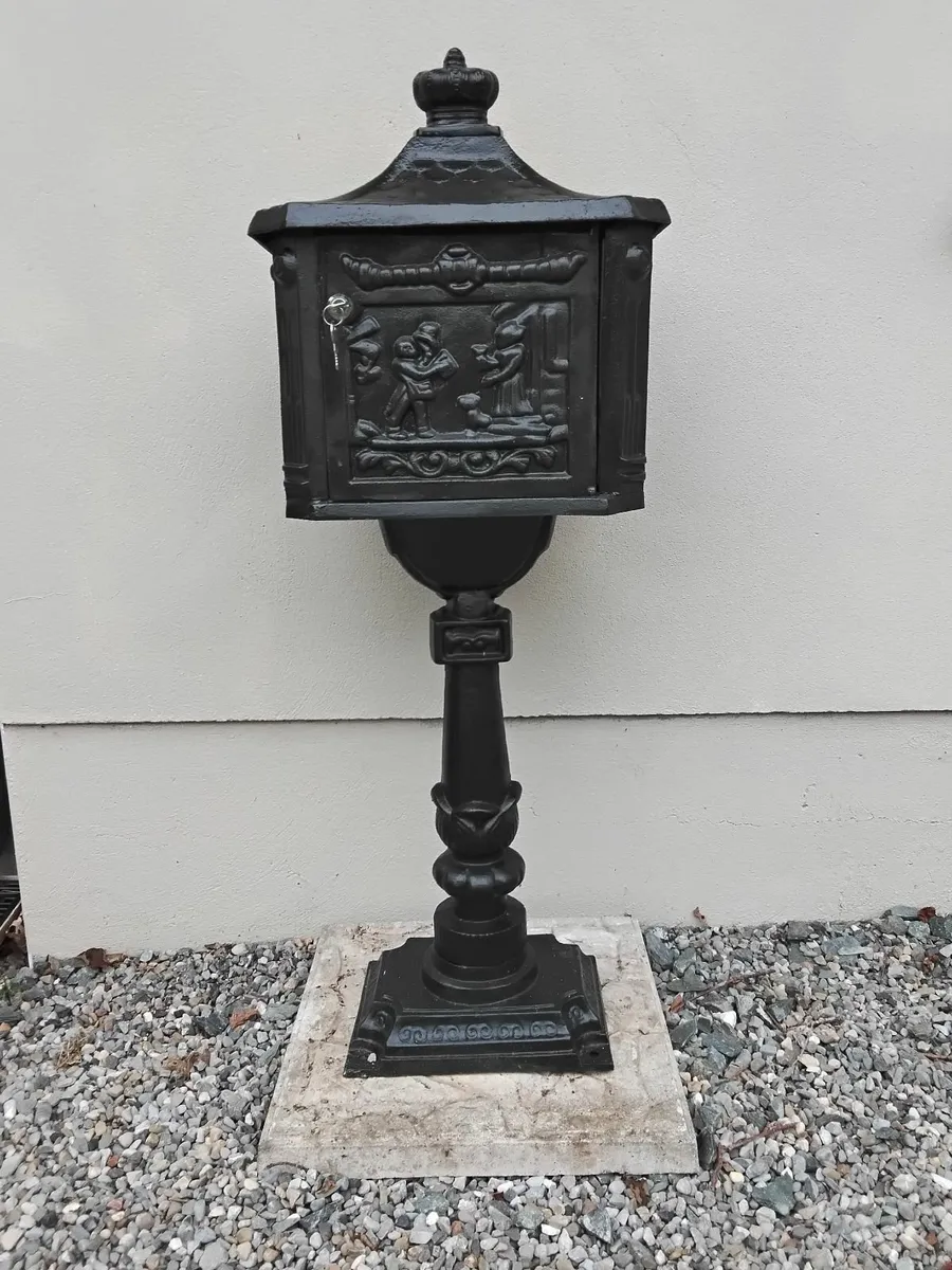 Cast iron post box - Image 2
