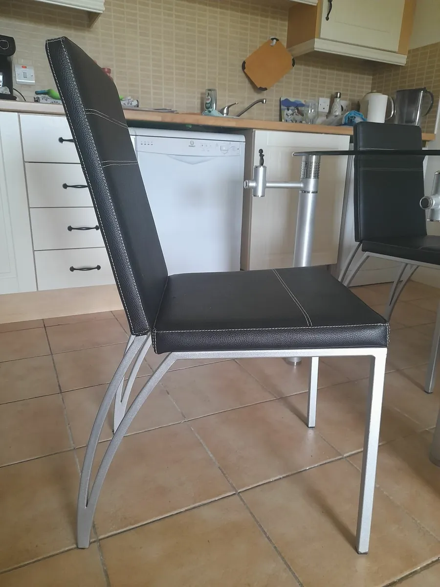 Kitchen table and chairs - Image 2