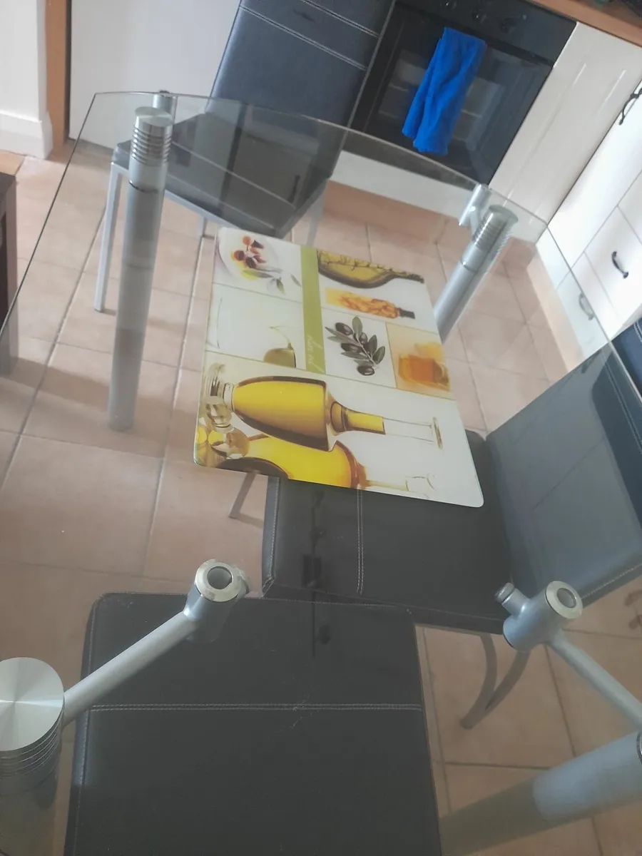 Kitchen table and chairs - Image 3