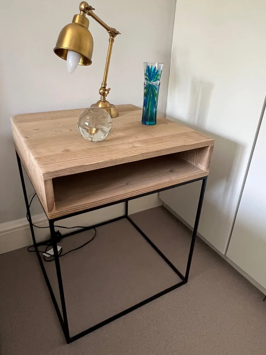 2 Wood Bedside tables + 2 lamps - Image 1