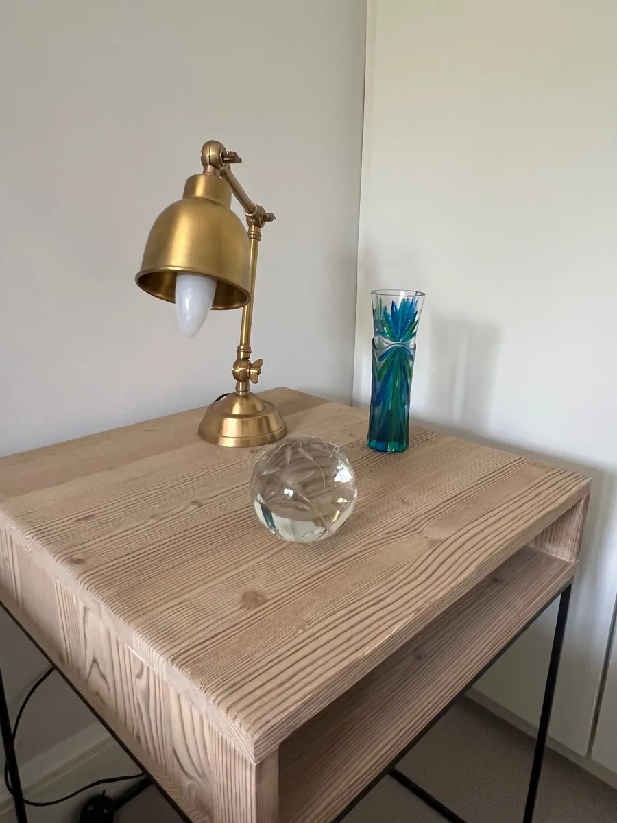 2 Wood Bedside tables + 2 lamps - Image 2