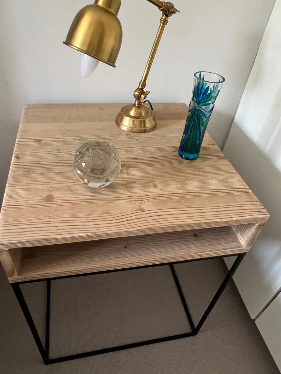 2 Wood Bedside tables + 2 lamps - Image 3