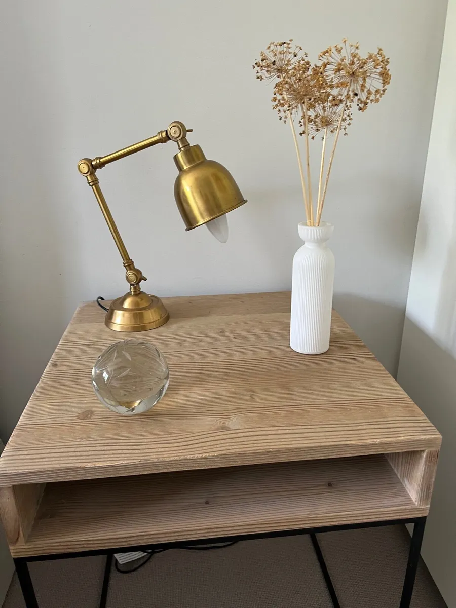 2 Wood Bedside tables + 2 lamps - Image 4