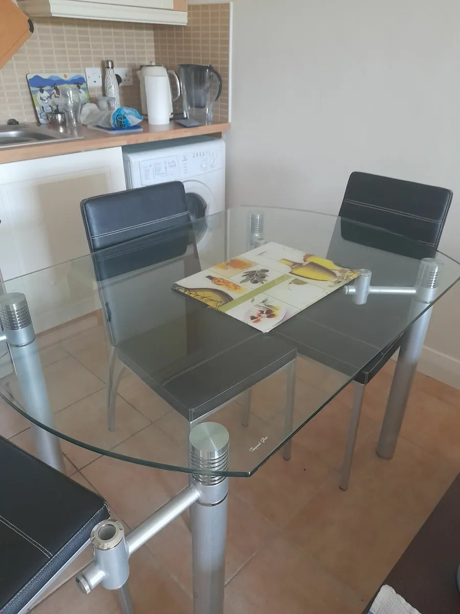 Kitchen table and chairs - Image 4