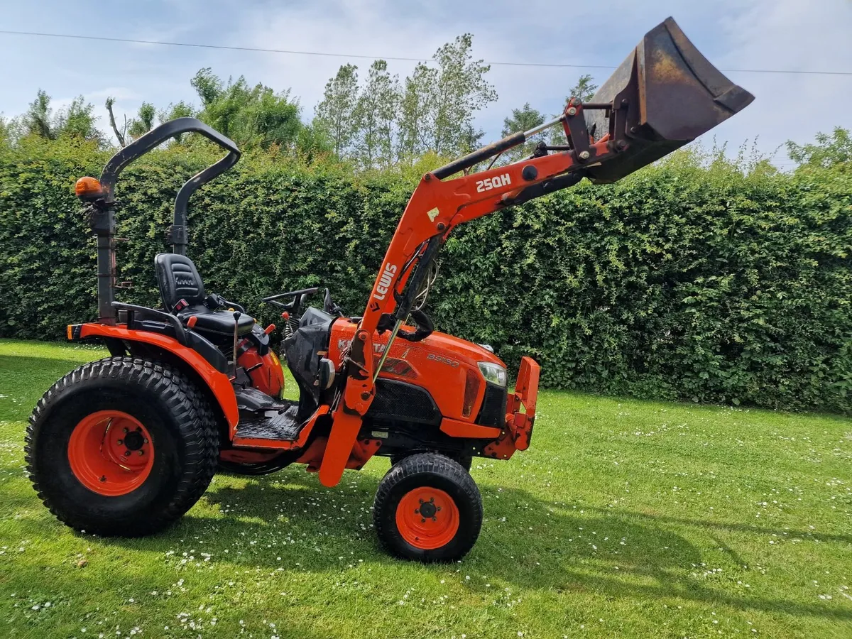 Kubota B3150 Compact Tractor with Loader - Image 1