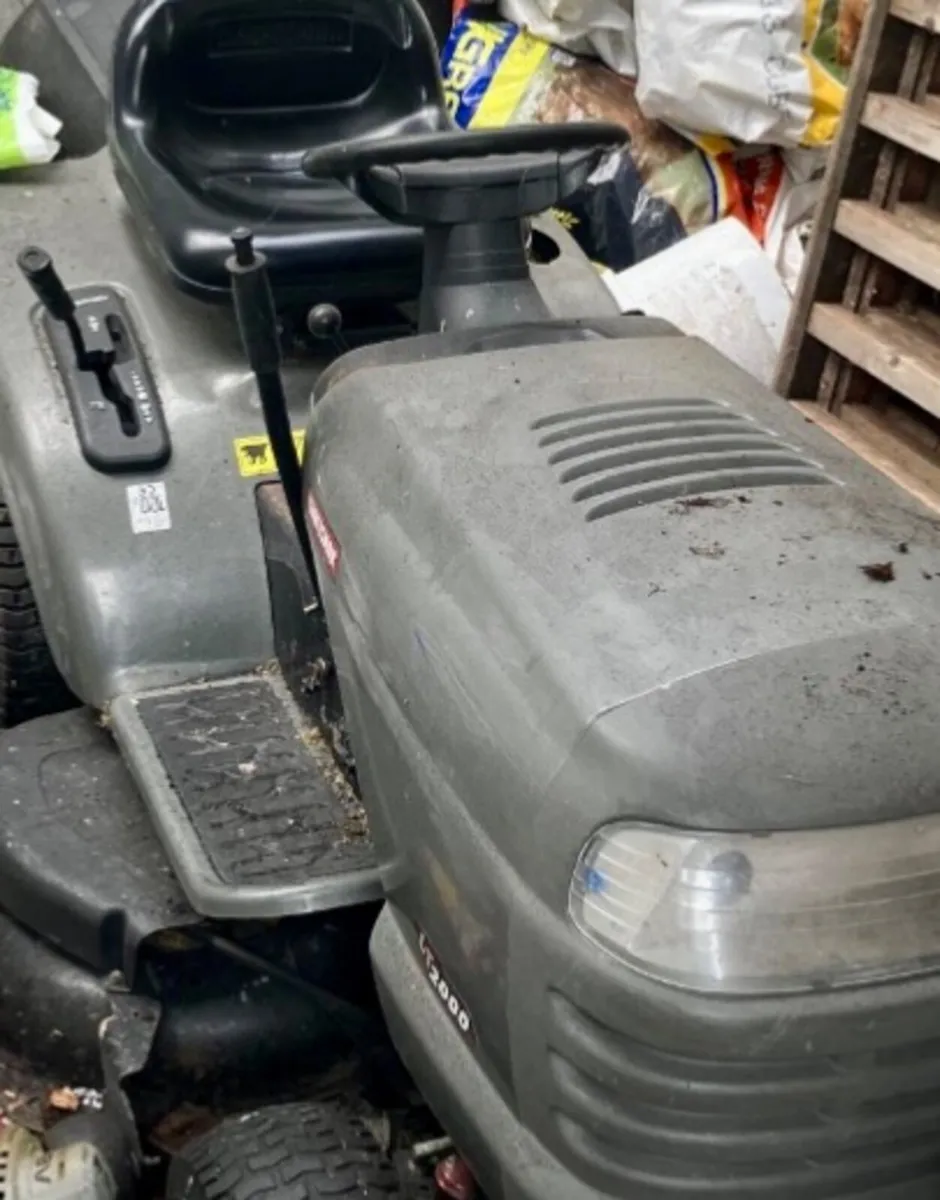 Ride on lawnmower - Image 1