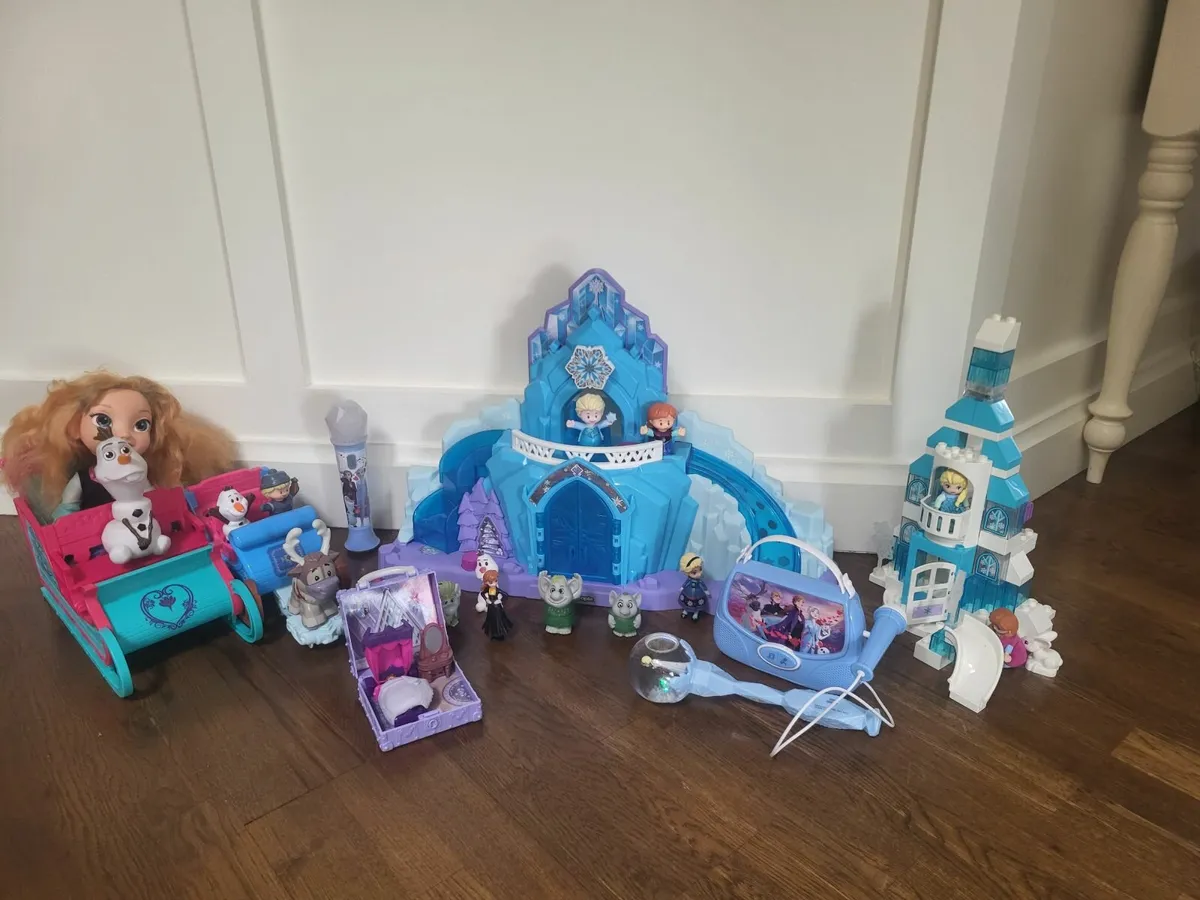 Frozen toys - Image 1