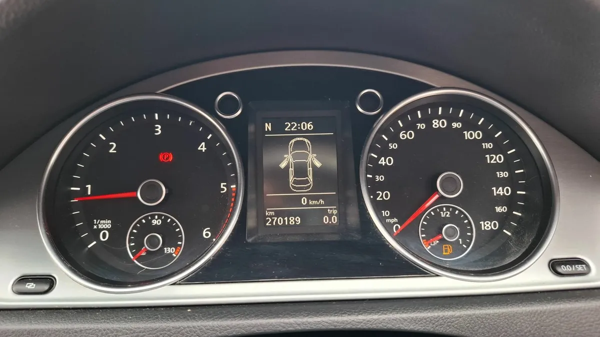 Volkswagen Passat 2012 - Image 2