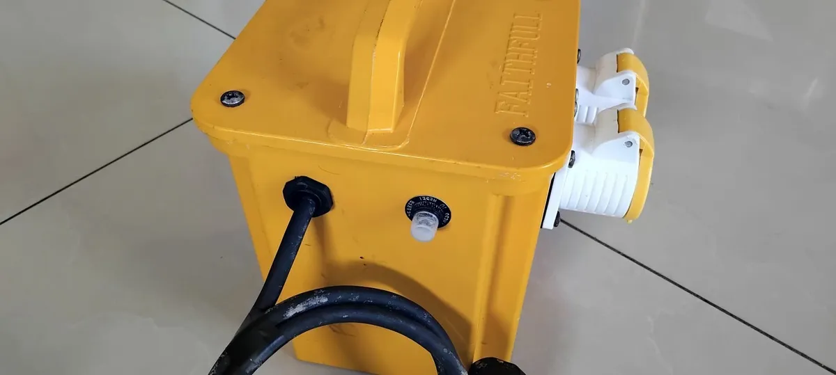 Faithfull 3.3kVA Dual Socket Transformer - Image 3