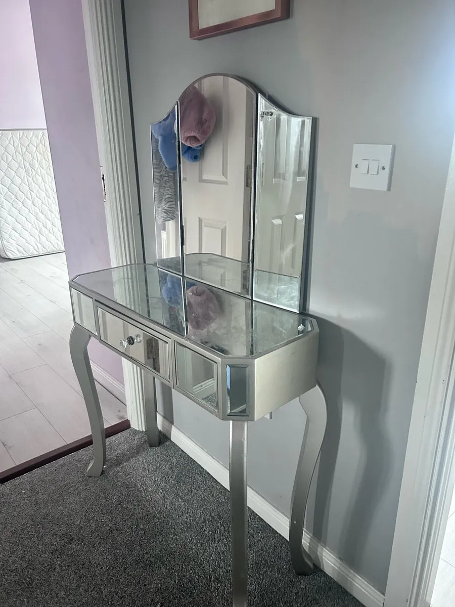 Dressing table - Image 1