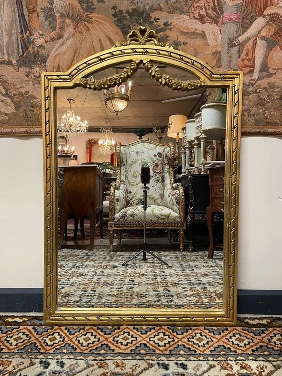 Lovely Giltwood Mirror with Decorative Top - Image 1