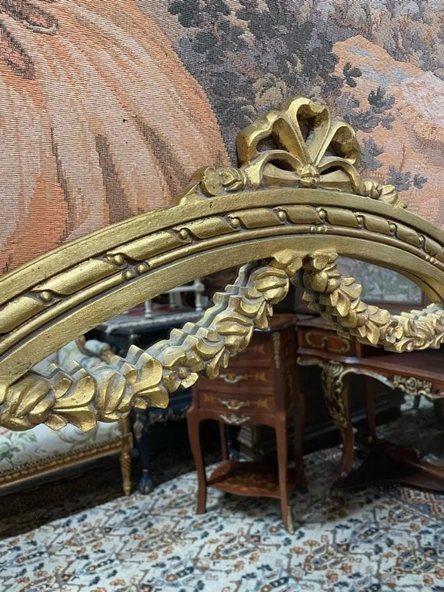 Lovely Giltwood Mirror with Decorative Top - Image 3