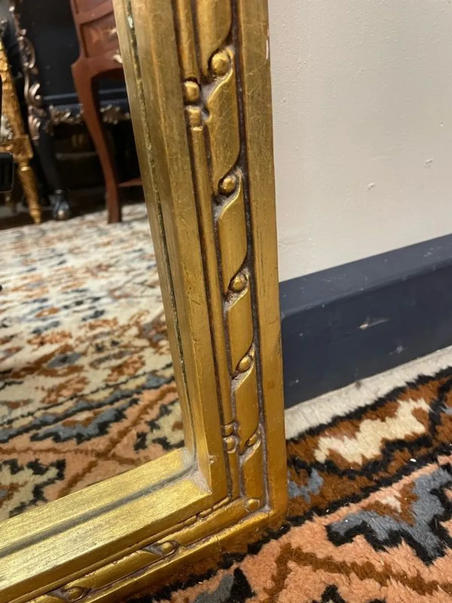 Lovely Giltwood Mirror with Decorative Top - Image 4