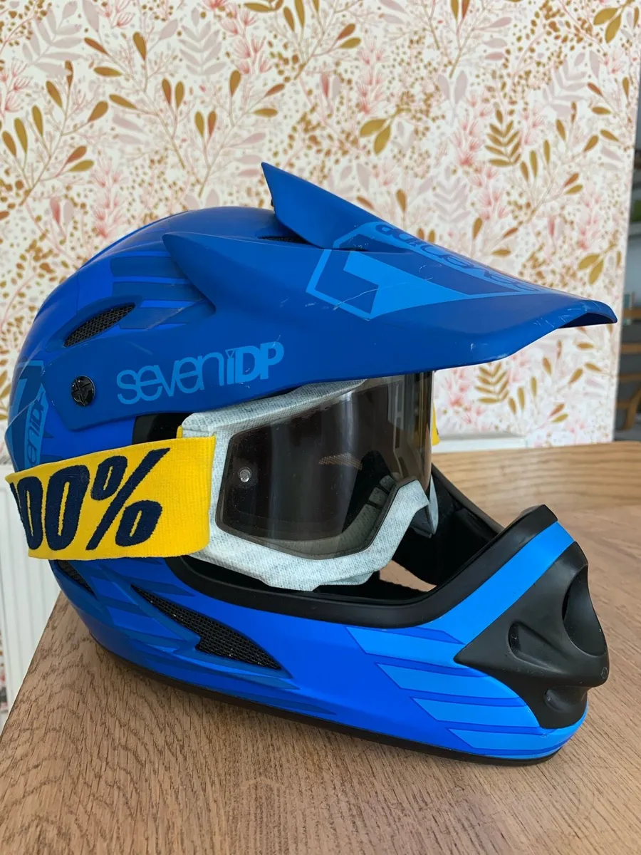 Mountain bike full face helmet and goggles - Image 1