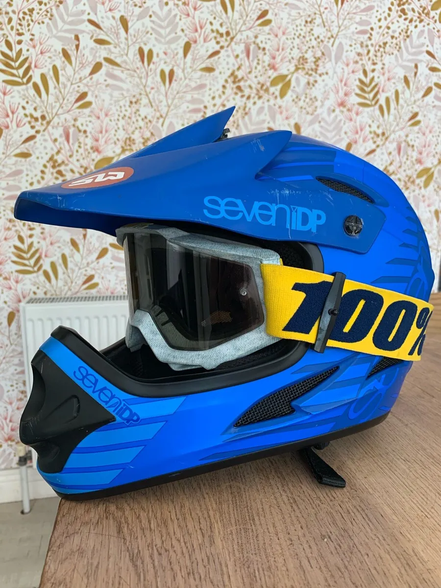 Mountain bike full face helmet and goggles - Image 2