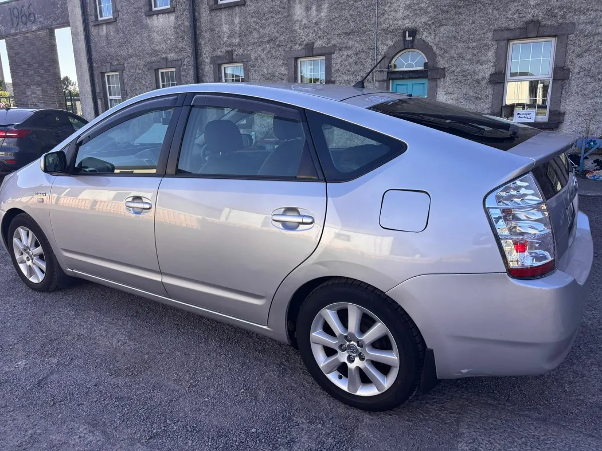 Toyota Prius 2011 - Image 2