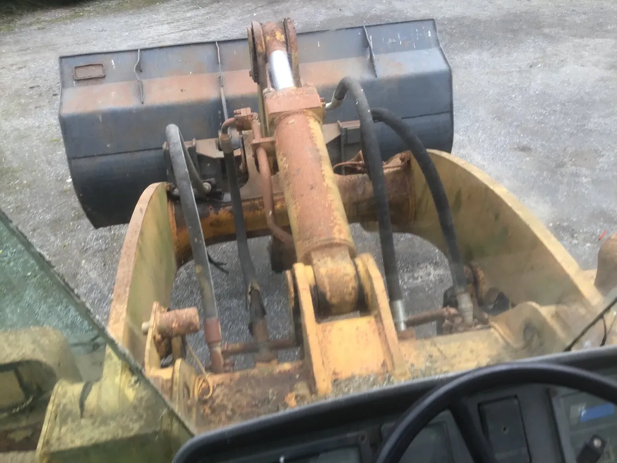 Loading shovel - Image 1