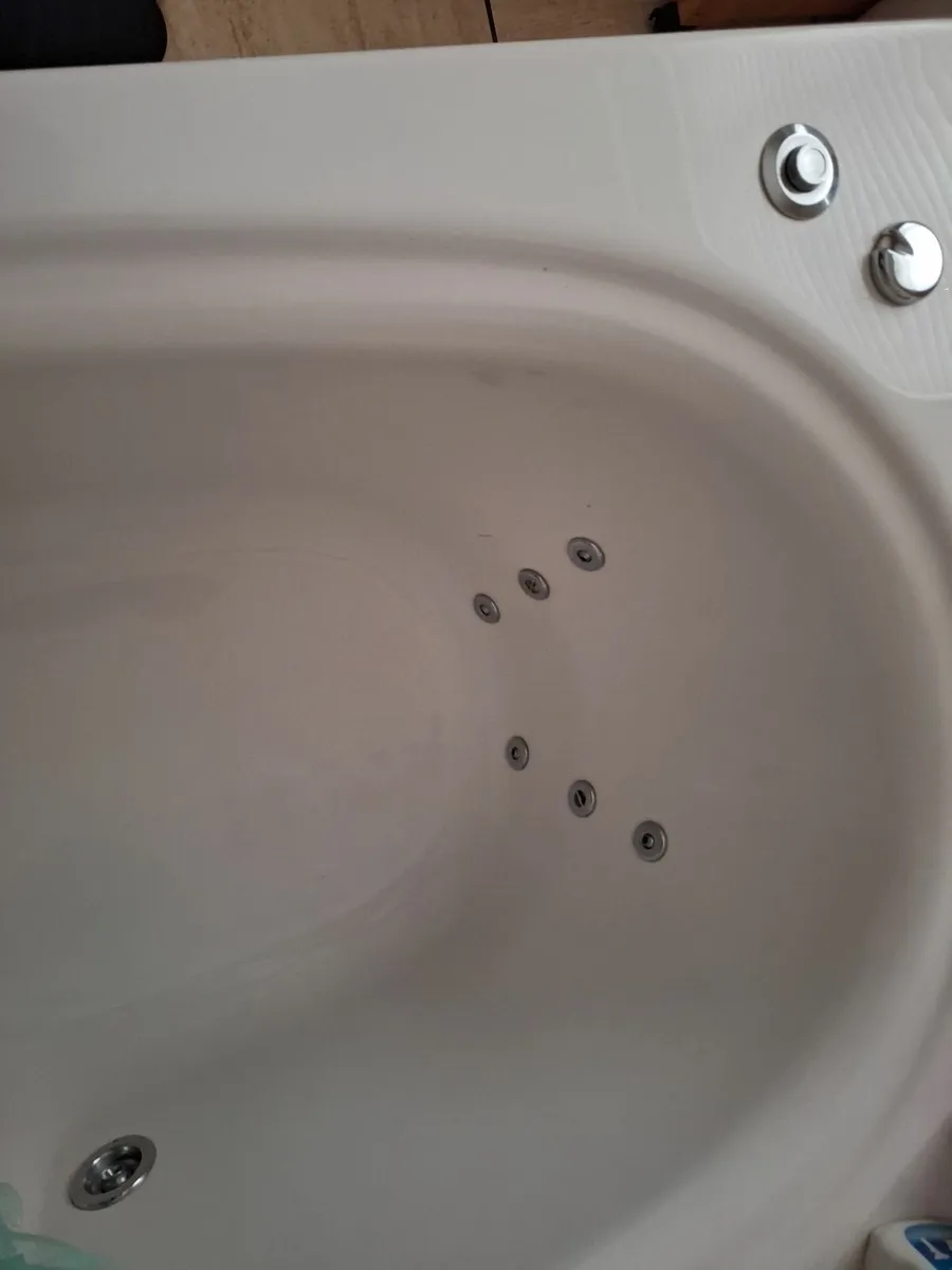 12 Jet Jacuzzi - Image 2