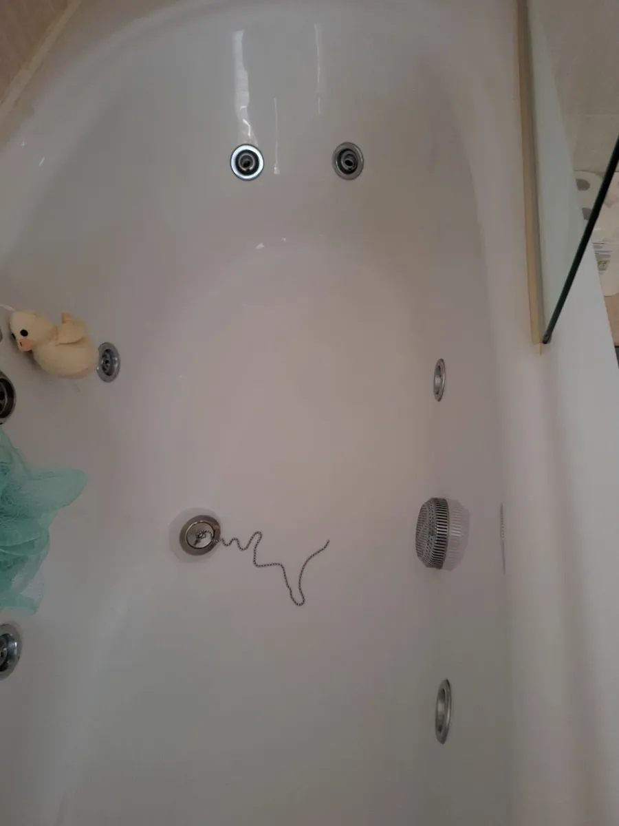 12 Jet Jacuzzi - Image 3